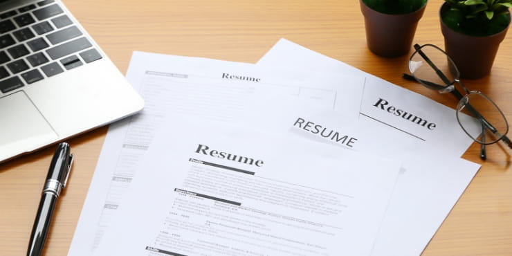 Resume on table: tips on creating a perfect resume