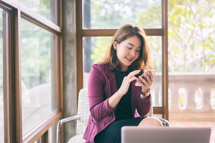 femme souriante sur téléphone portable