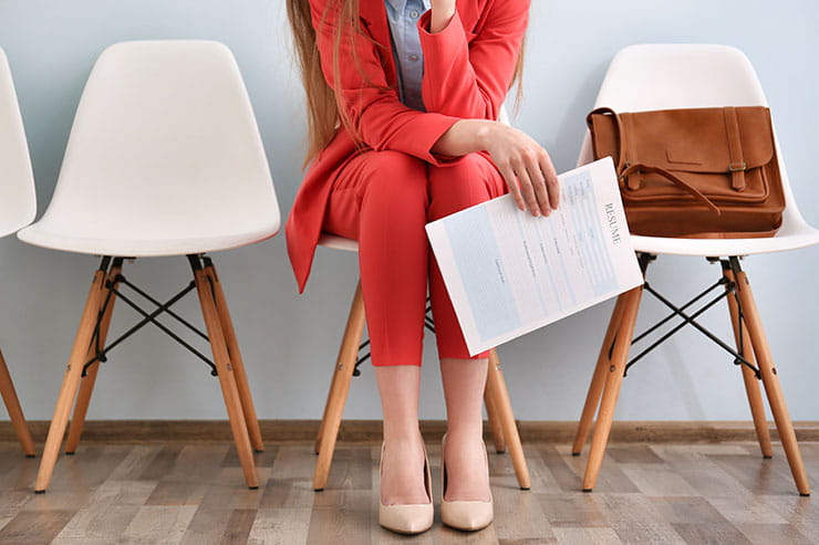 Une personne dans un habit rouge attend son entrevue