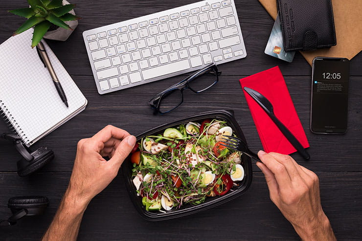 mental health at work: healthy lunch at work desk