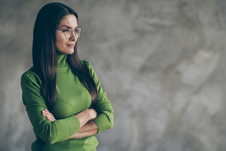 Conseils sur l’image de marque personnelle : Photo d’une femme regardant au loin, les bras croisés